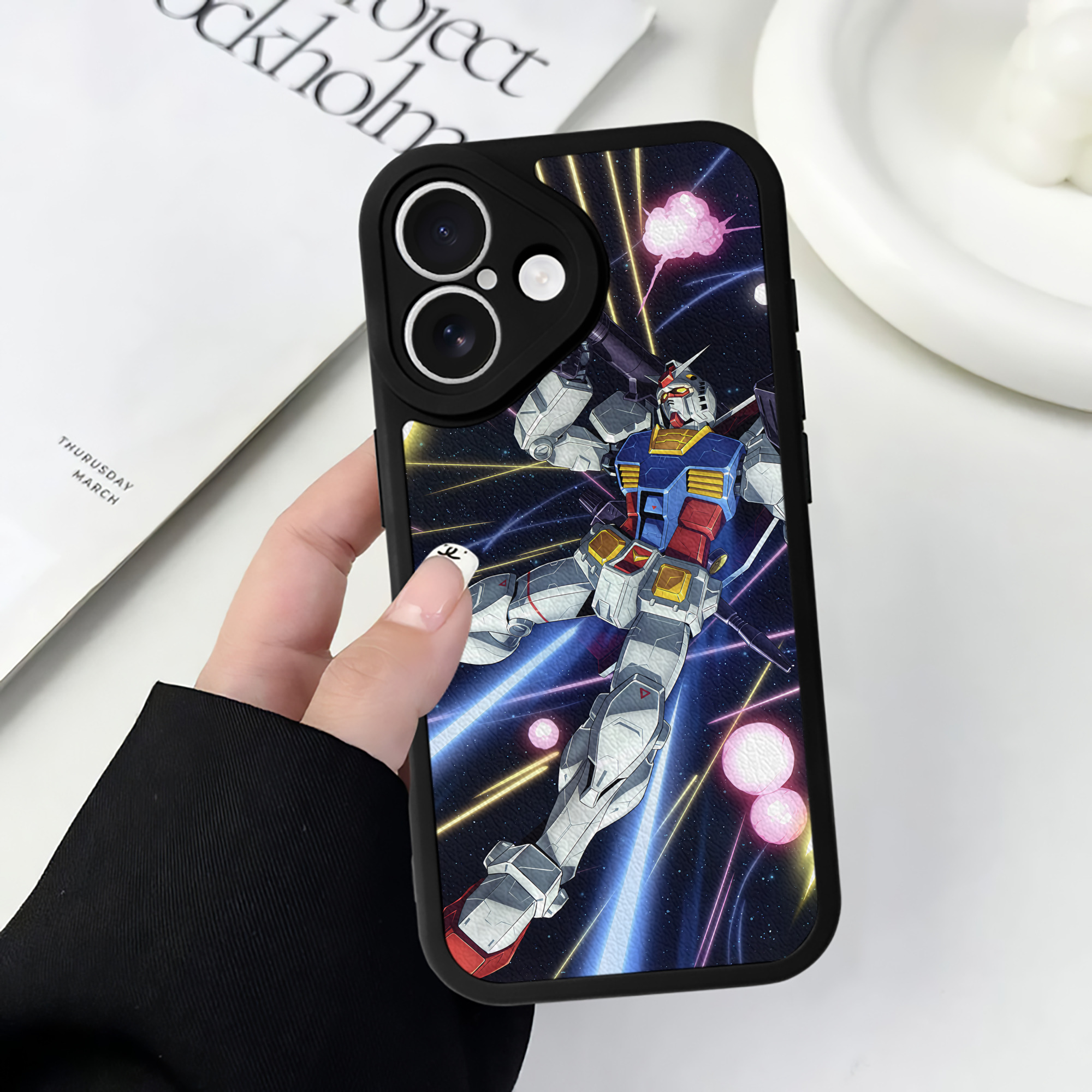 （画像用） 機動戦士ガンダム Mobile Suit Gundam 【iPhone 16シリーズ対応】シリコンスマホケース（レザー調） 材質：シリコン